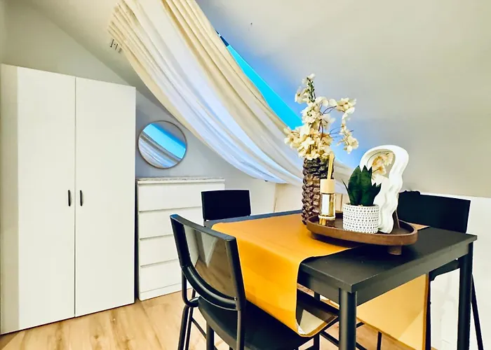 Private In Comfortable 5-bedroom Near Train Station *