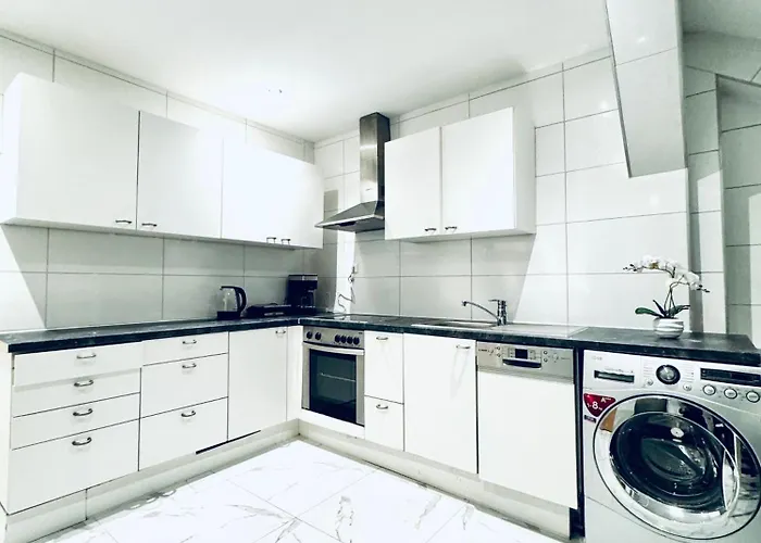 Private In Comfortable 5-bedroom Near Train Station