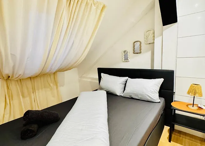 Private In Comfortable 5-bedroom Near Train Station Apartment *