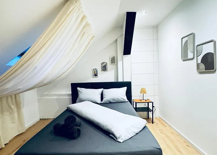 Private In Comfortable 5-bedroom Near Train Station *