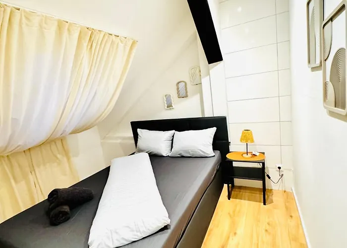 Private In Comfortable 5-bedroom Near Train Station