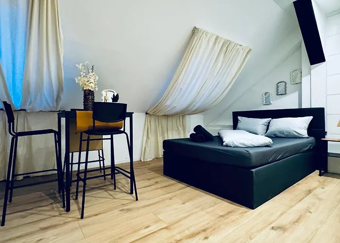 Private In Comfortable 5-bedroom Near Train Station Apartment