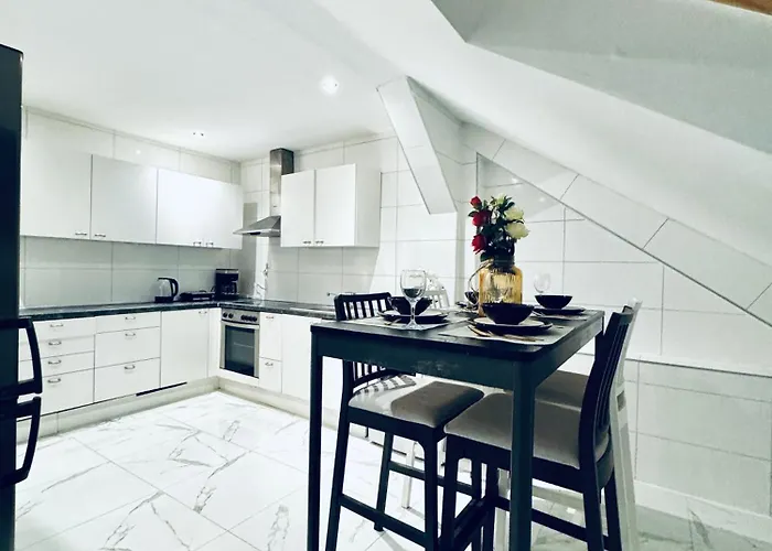 Private In Comfortable 5-bedroom Near Train Station Apartment *