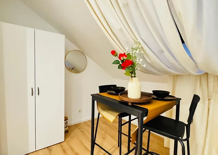Private In Comfortable 5-bedroom Near Train Station Apartment *