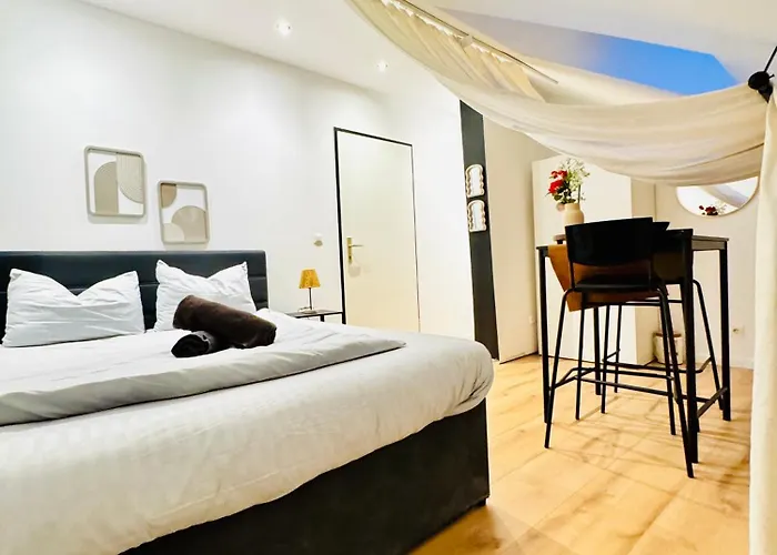 Apartment Private In Comfortable 5-bedroom Near Train Station