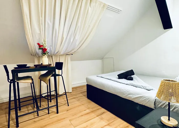 Apartment Private In Comfortable 5-bedroom Near Train Station