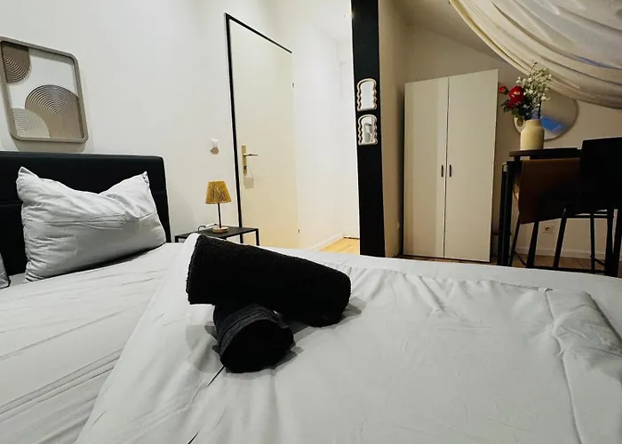 Private In Comfortable 5-bedroom Near Train Station *