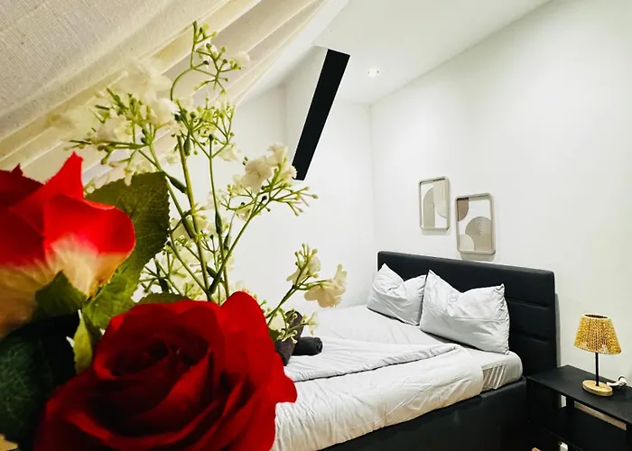 Private In Comfortable 5-bedroom Near Train Station Apartment