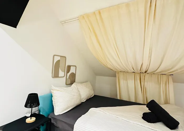 Private In Comfortable 5-bedroom Near Train Station Apartment