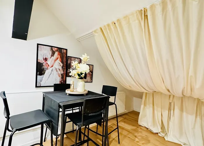 Apartment Private In Comfortable 5-bedroom Near Train Station