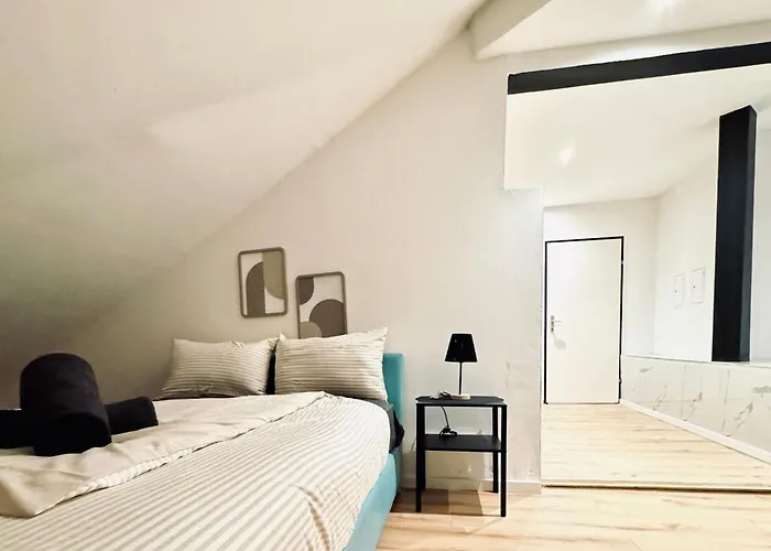 Private In Comfortable 5-bedroom Near Train Station Apartment *