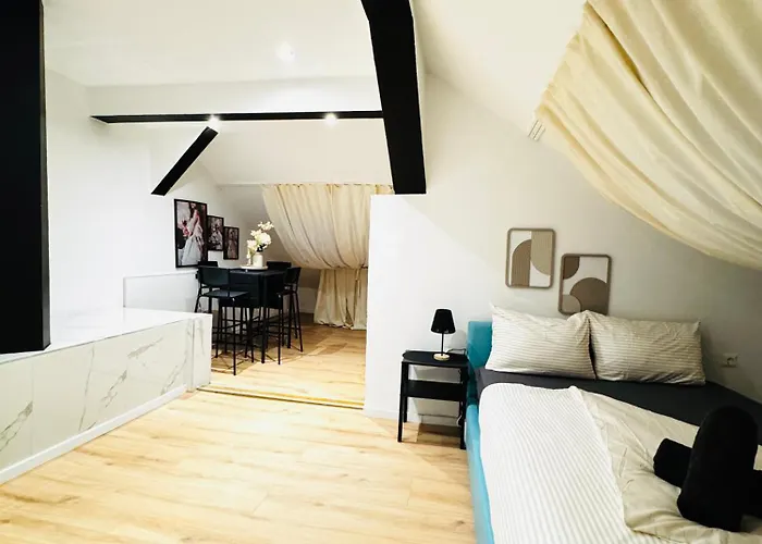 Private In Comfortable 5-bedroom Near Train Station