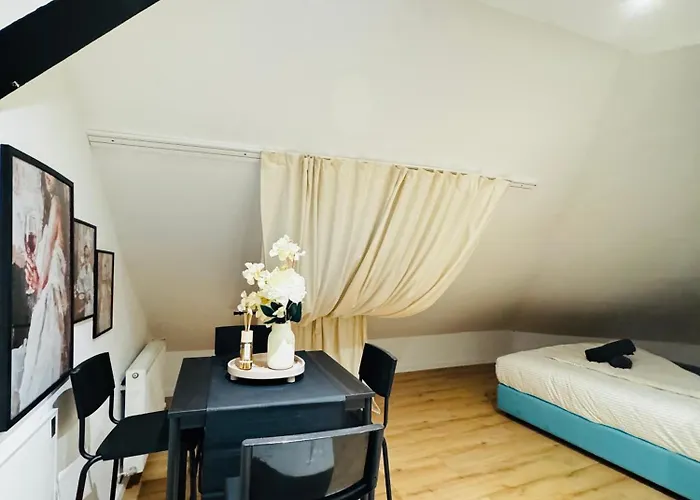 Apartment Private In Comfortable 5-bedroom Near Train Station