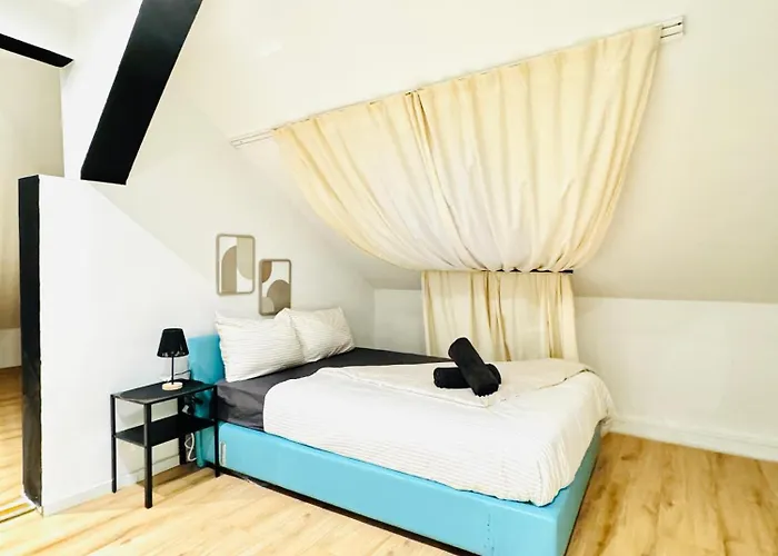 Private In Comfortable 5-bedroom Near Train Station Apartment