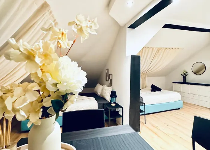 Private In Comfortable 5-bedroom Near Train Station Apartment