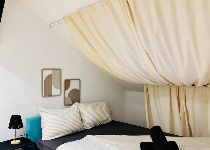 Apartment Private In Comfortable 5-bedroom Near Train Station