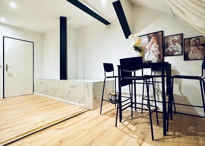 Private In Comfortable 5-bedroom Near Train Station