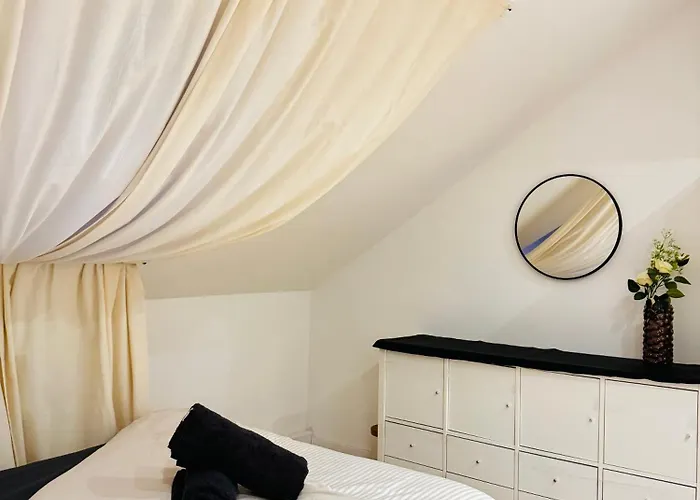 Apartment Private In Comfortable 5-bedroom Near Train Station *