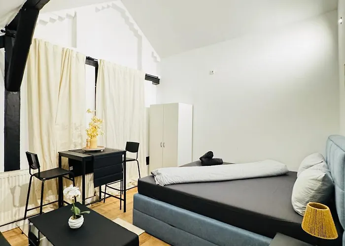 Private In Comfortable 5-bedroom Near Train Station *