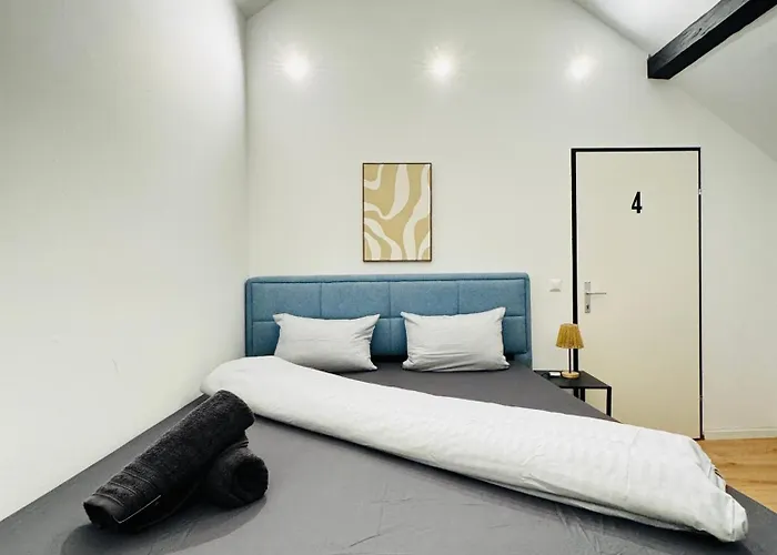 Apartment Private In Comfortable 5-bedroom Near Train Station