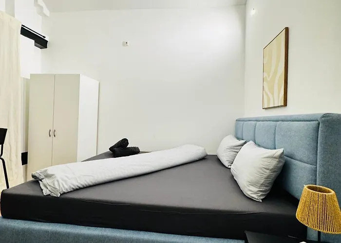 Private In Comfortable 5-bedroom Near Train Station Apartment *