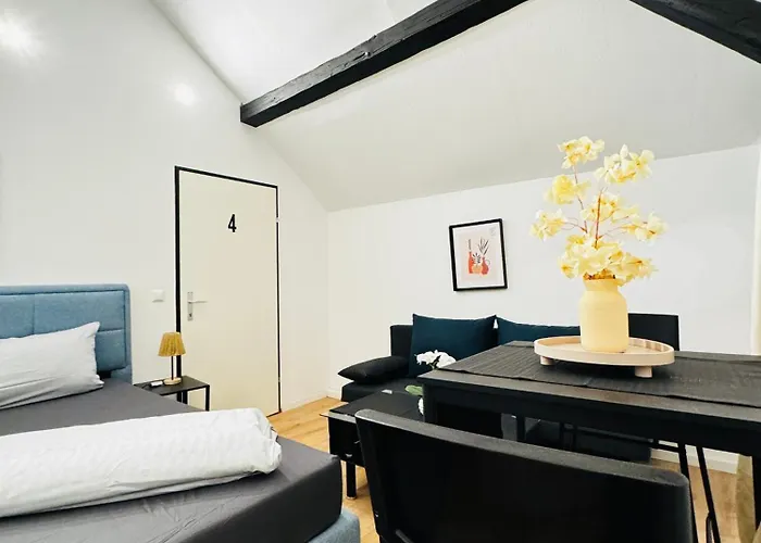 Private In Comfortable 5-bedroom Near Train Station Apartment