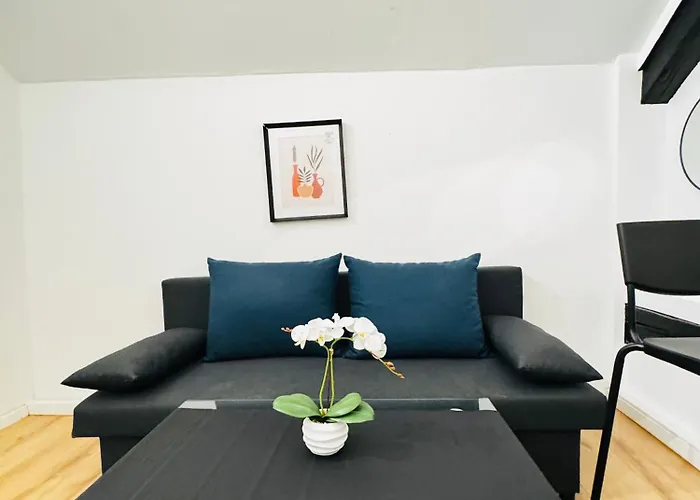 Private In Comfortable 5-bedroom Near Train Station