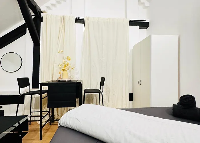 Apartment Private In Comfortable 5-bedroom Near Train Station *