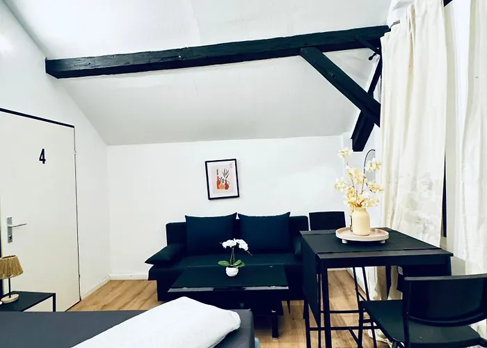 Private In Comfortable 5-bedroom Near Train Station Apartment