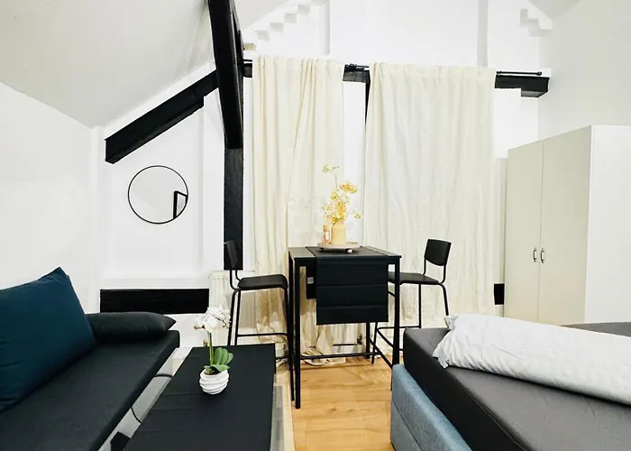 Private In Comfortable 5-bedroom Near Train Station