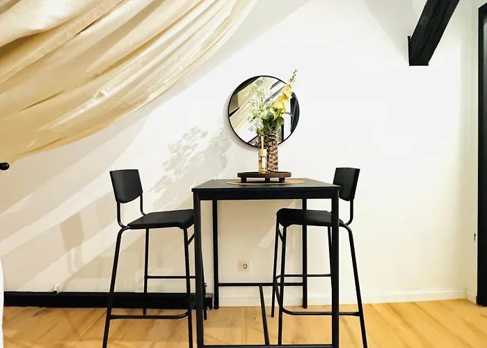 Private In Comfortable 5-bedroom Near Train Station Apartment *