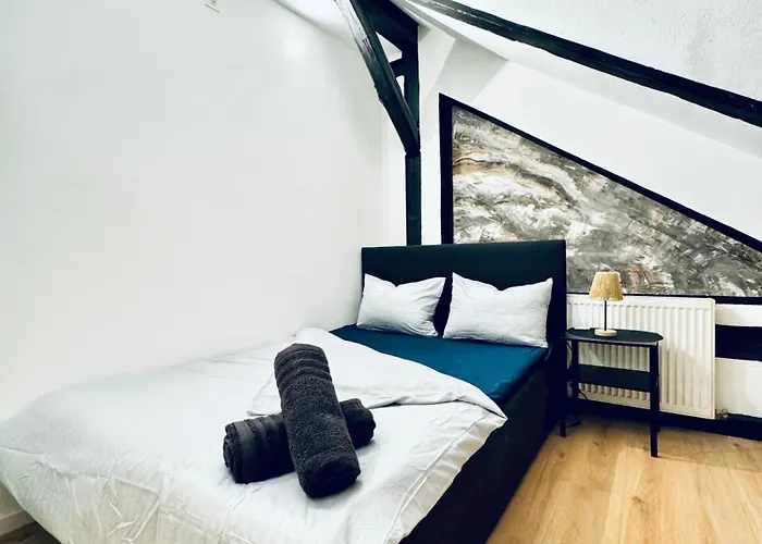 Private In Comfortable 5-bedroom Near Train Station *