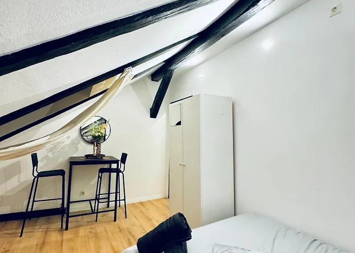 Private In Comfortable 5-bedroom Near Train Station Apartment