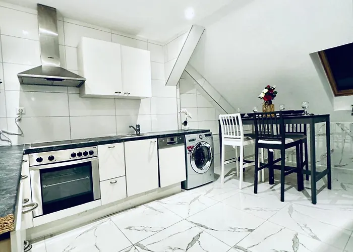 Apartment Private In Comfortable 5-bedroom Near Train Station *