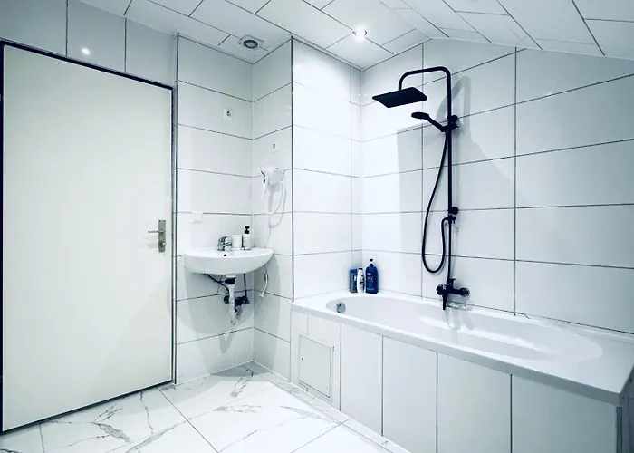 Private In Comfortable 5-bedroom Near Train Station Apartment