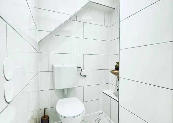 Apartment Private In Comfortable 5-bedroom Near Train Station